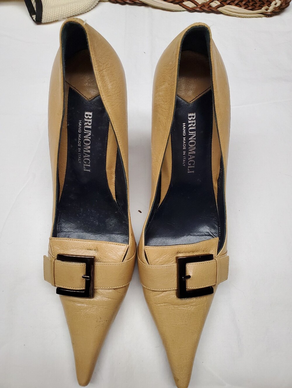 BRUNO MAGLI Italy Vintage Tan Leather Burnt Gold Buckle Pointed Toe Pumps 40 9.5